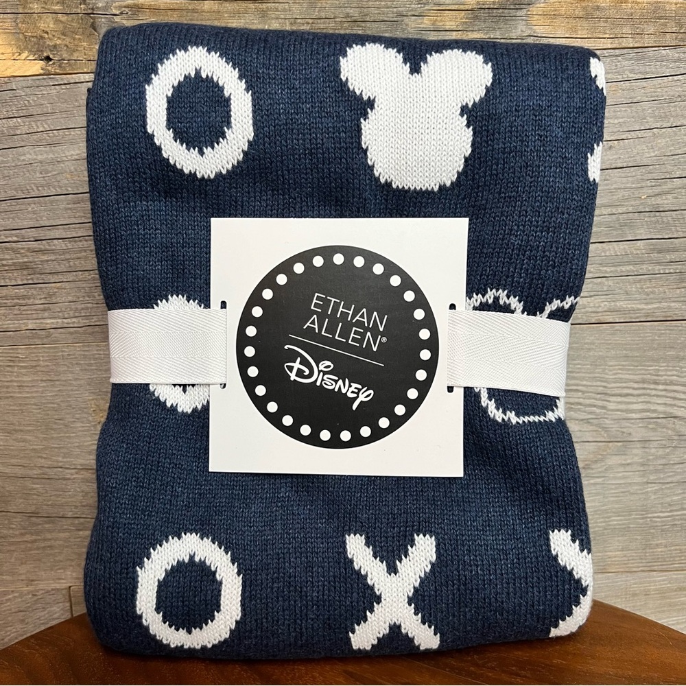 🆕 NWT Chic Love XO, White & Navy Blue Knit Throw Blanket, 30’’x 40’’ (New)